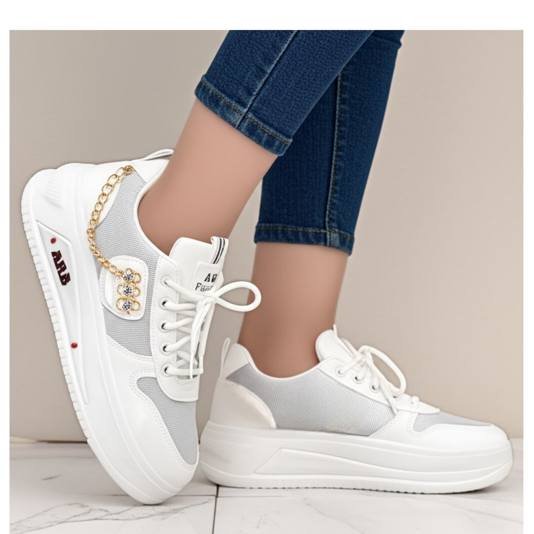 M0446 chain sneaker