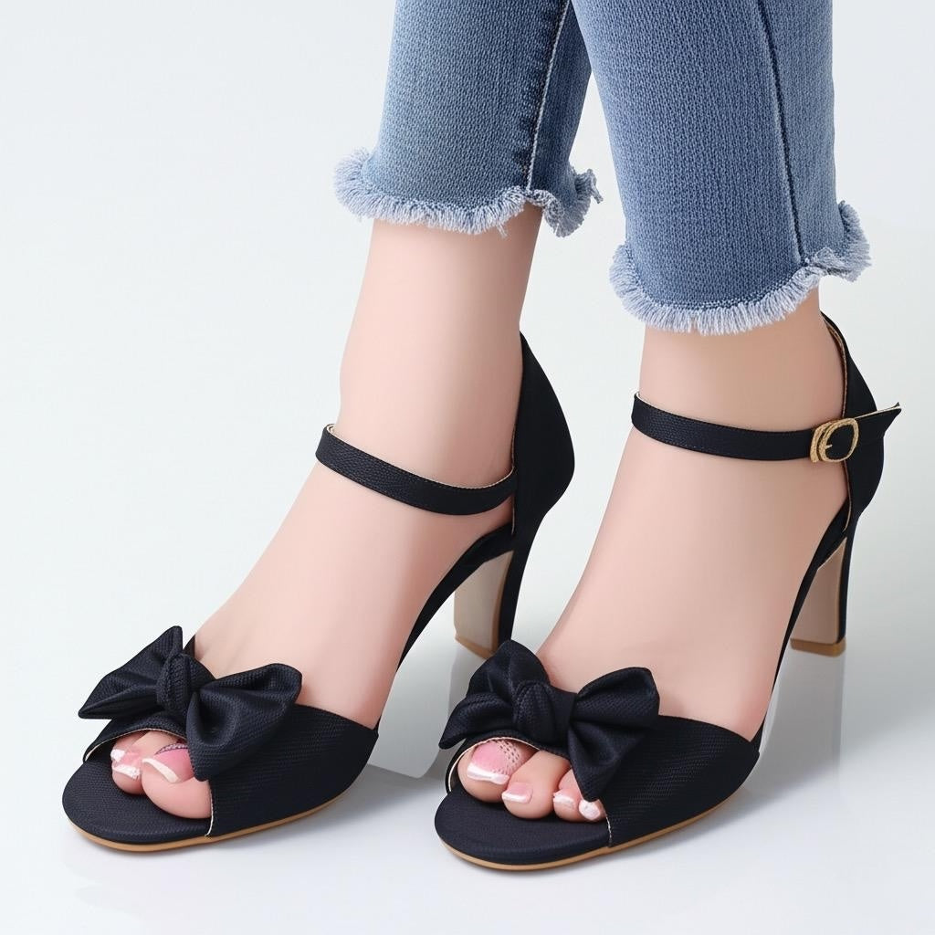 Bow kitten heel