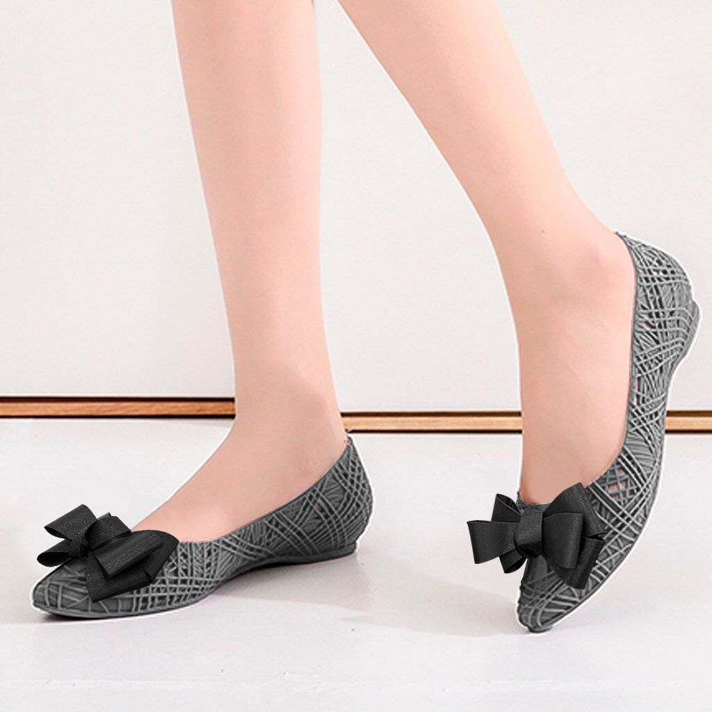 Levina bow pumps