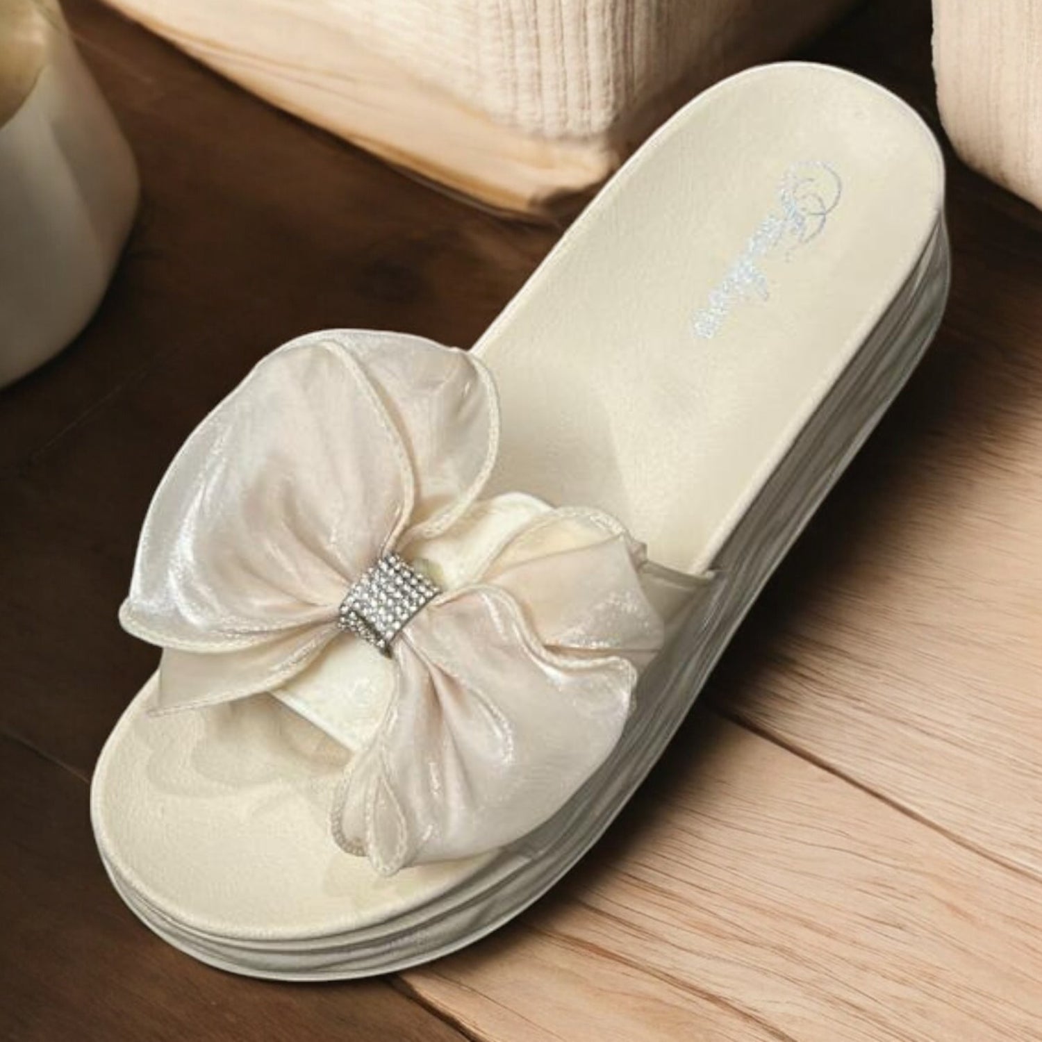 Beige bow slipper