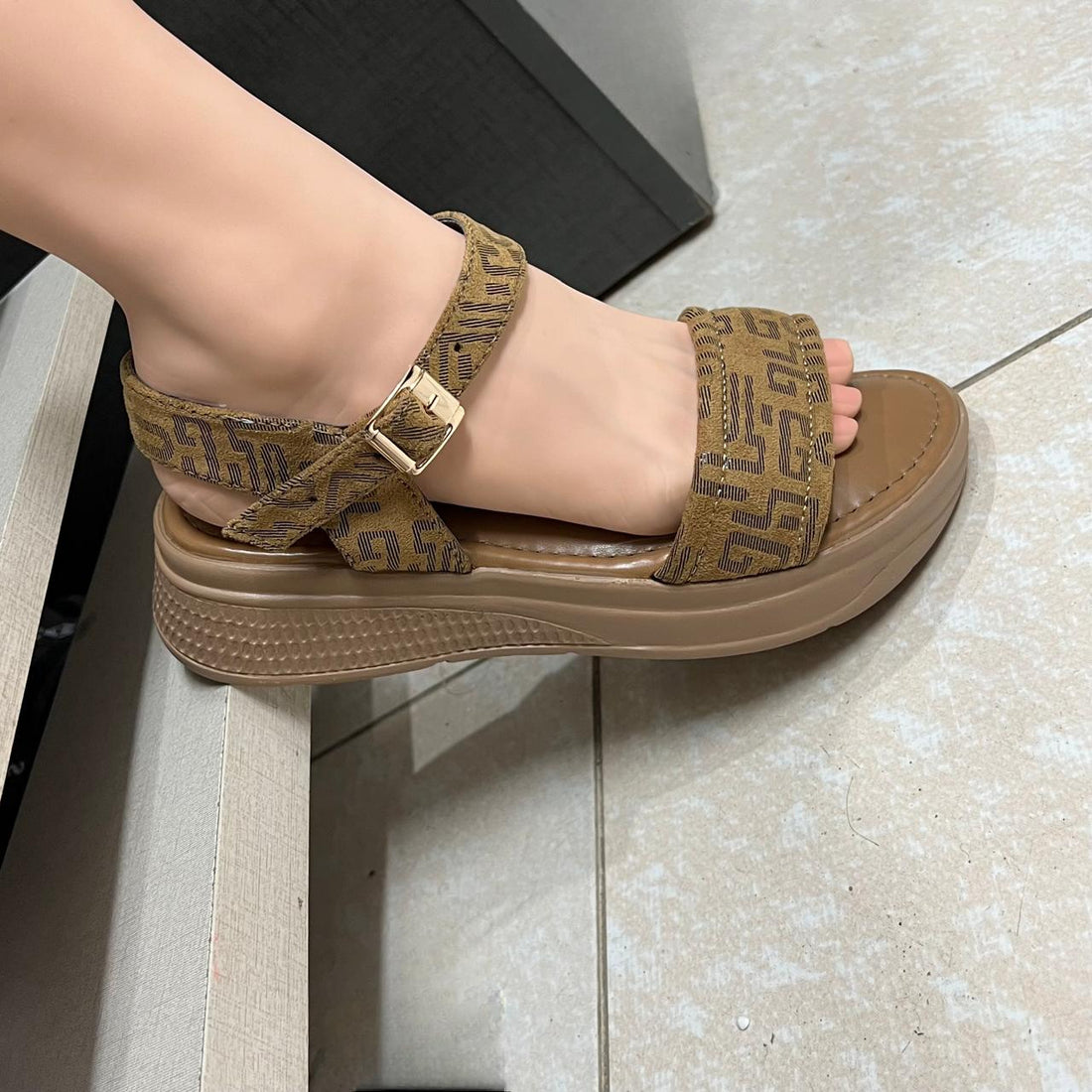 M0533 wedge sandal